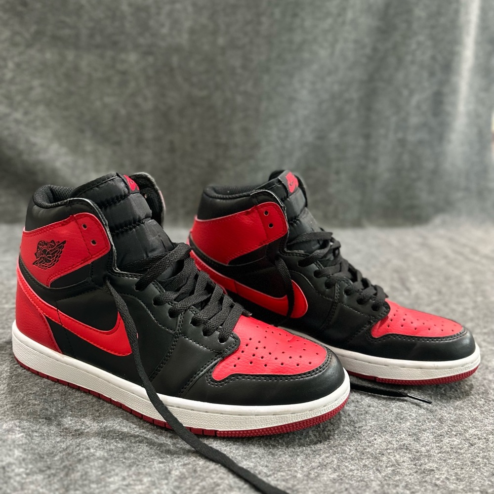 NIKE AIR JORDAN RETRO 1